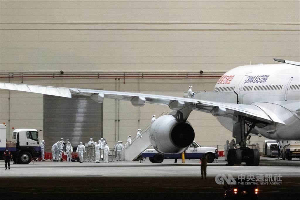 接回武漢台商的包機3日午夜抵達桃園國際機場,飛機不走空橋直接進入維修棚,醫護人員上機進行諮詢檢疫後安置隔離。中央社記者林俊耀攝 109年2月4日