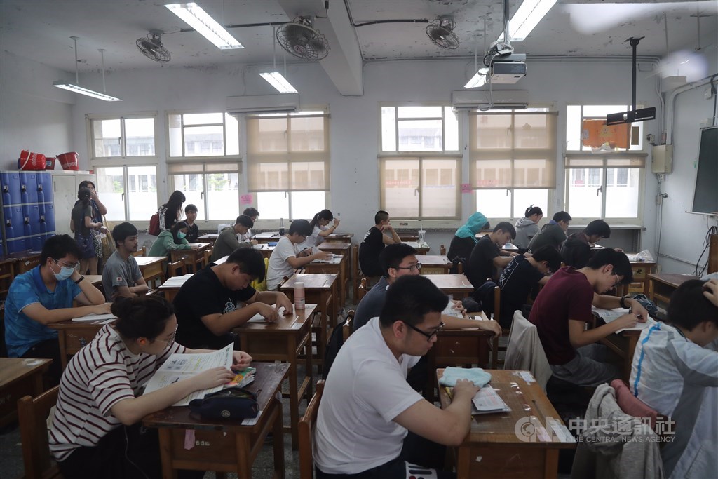 大考中心4日表示,預定7月舉辦的指定科目考試(指考),時間、範圍不變,考場則視各校狀況重新安排。(中央社檔案照片)