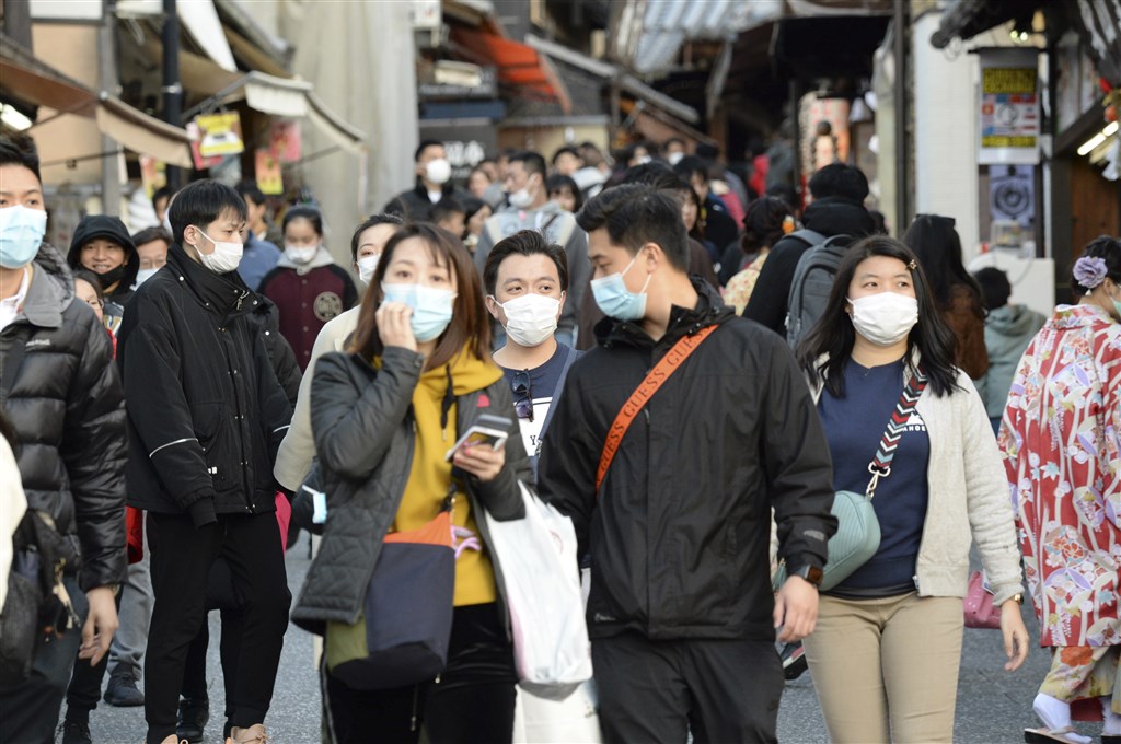受到新型冠狀病毒疫情擴大影響,日本京都的遊客已紛紛戴上口罩。(檔案照片/共同社提供)