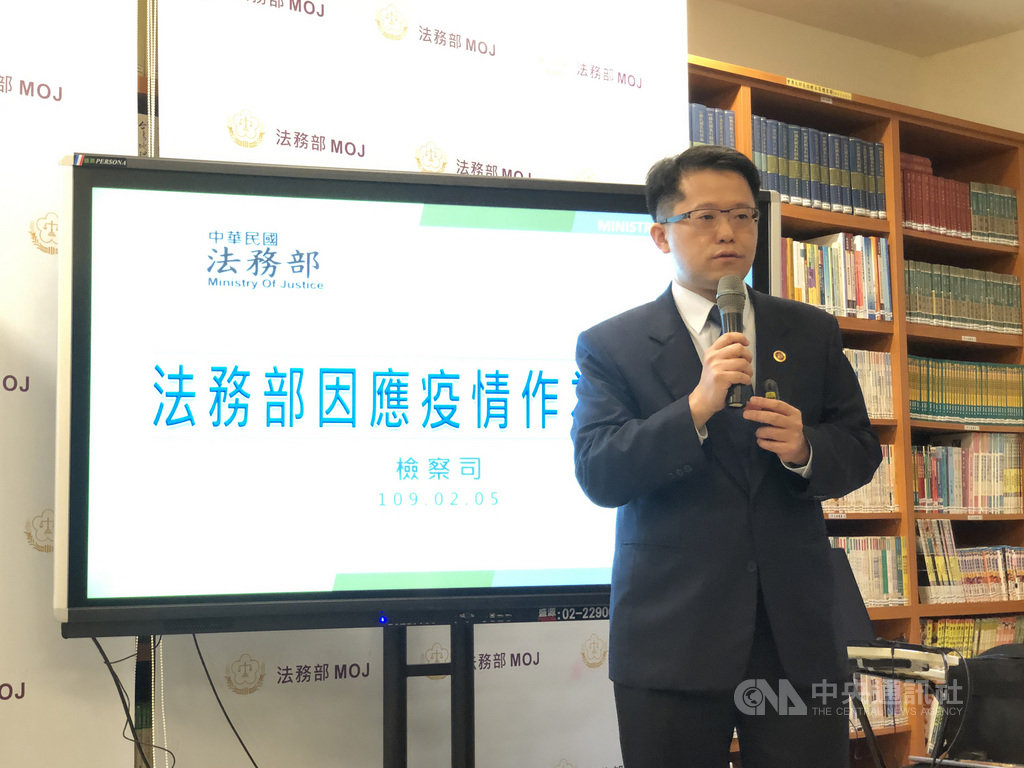 法務部檢察司主任檢察官高一書(圖)5日表示,法務部因應武漢肺炎疫情相關作為,從1月20日起至2月5日中午為止,各檢察機關受理傳染病防治法等案件總計28件、32人。中央社記者劉世怡攝 109年2月5日
