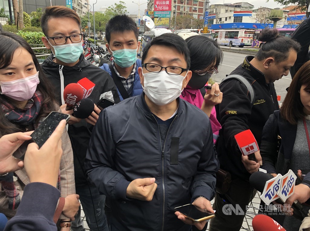 首架武漢台商包機在3日深夜抵台,協助處理相關事宜的台北市家長會長協會總會長徐正文(前中)4日在台北內湖受訪,說明首批武漢台商返台後現況,及後續台商返台建議。中央社記者王飛華攝 109年2月4日