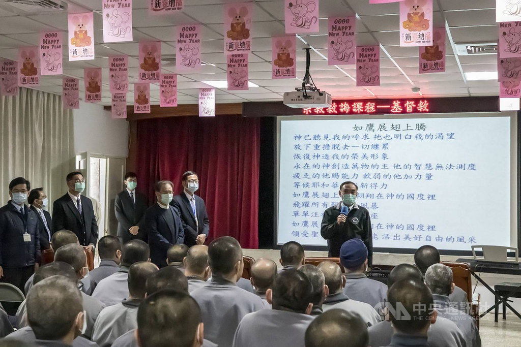法務部所屬全國各監所也是防疫重點,力推智慧監獄政策,實施行動載具的遠距接見,減少收容人感染風險。圖為法務部長蔡清祥在澎湖監獄勉勵收容人。(法務部提供)中央社記者劉世怡傳真 109年2月5日