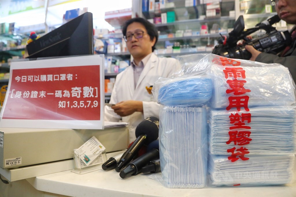 全台購買口罩實名制6日將正式實施,5日食藥署在台北市一家健保特約藥局先行測試販售系統,確保6日能順暢銷售不塞車。中央社記者王騰毅攝 109年2月5日