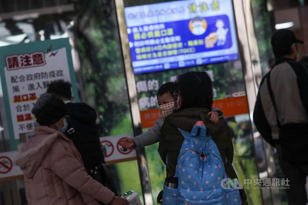 中國武漢肺炎疫情升溫,對於有被傳染疑慮者的處理方式分為居家隔離、居家檢疫及自主健康管理。圖為民眾外出時戴口罩防範感染。(中央社檔案照片)