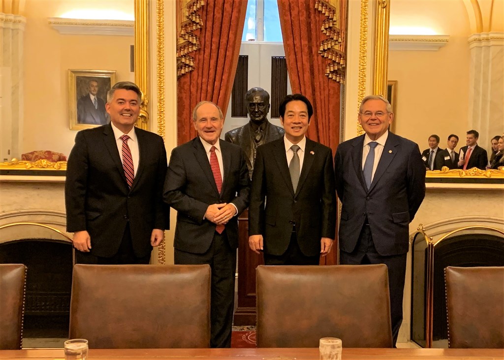 準副總統賴清德(右2)4日會晤共和黨籍參議院外交委員會主席里契(左2)、參院外委會民主黨籍首席議員梅南德茲(右1)及參院外委會亞太小組主席賈德納(左1)。(圖取自美國參院外委會網頁foreign.senate.gov)