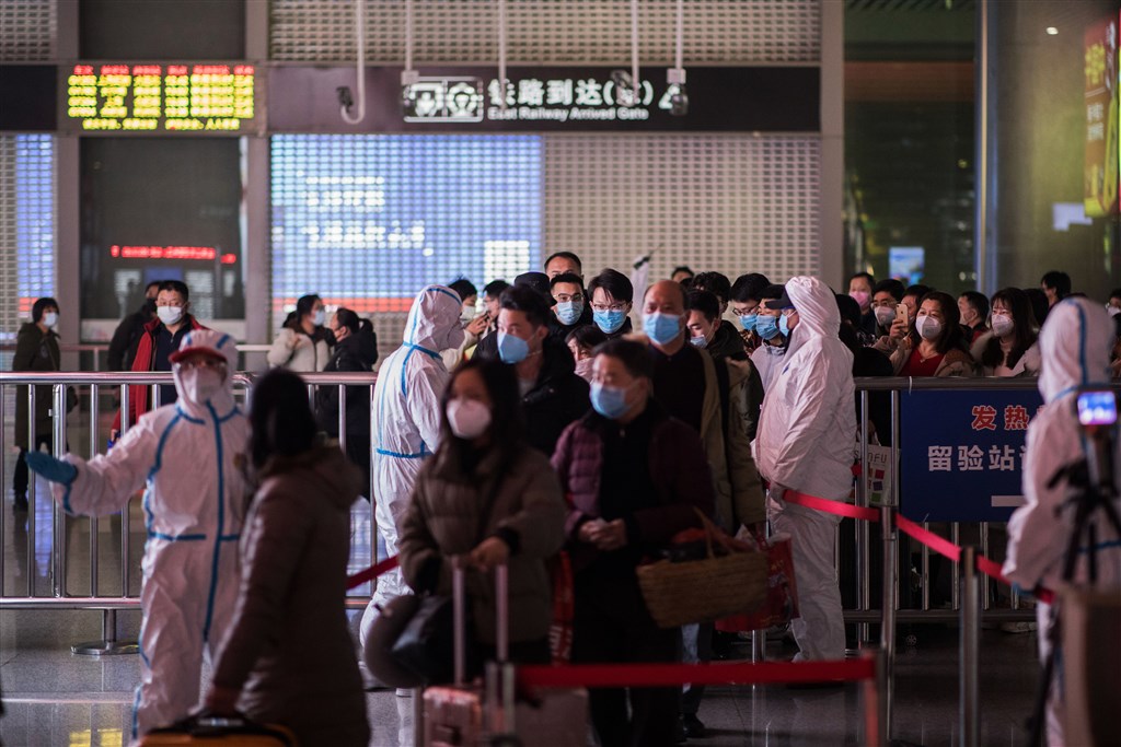 中國南京市政府4日晚間下令，即日起全面實施小區封閉式管理。圖為鐵路南京南站4日進行量體溫、登記防疫工作。（中新社提供）