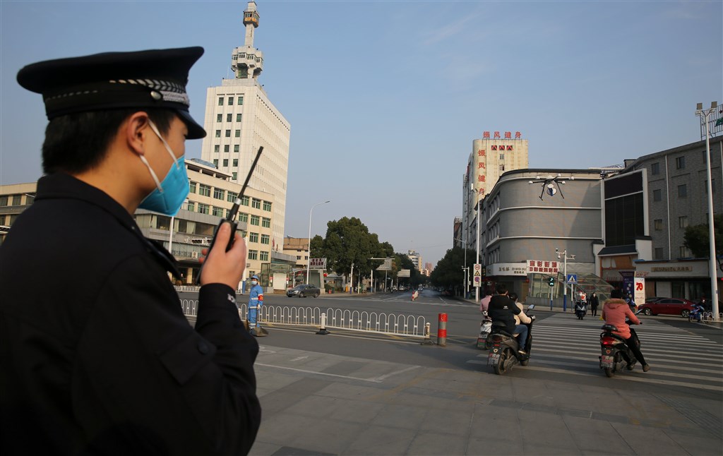 國台辦發言人馬曉光5日透過新聞稿表示,目前在大陸台人感染新型冠狀病毒確診武漢2例、廣東1例。圖為中國民警使用無人機在高空向市民喊話,提醒大家把口罩戴好。(中新社提供)