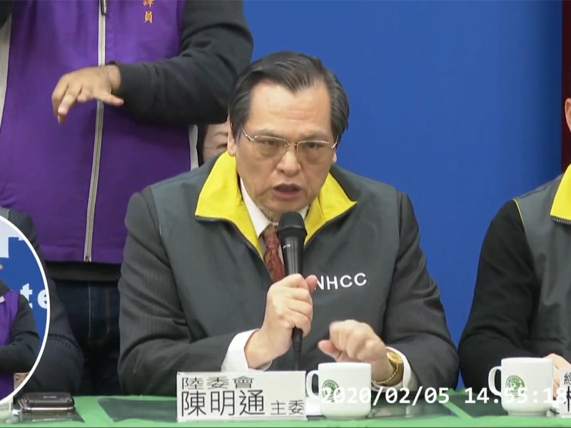 陸委會主委陳明通(圖)5日在中央流行疫情指揮中心記者會宣布,全中國是疫情二級流行地區,宣布為紅色旅遊警示。(圖取自疾管署YouTube網頁youtube.com)