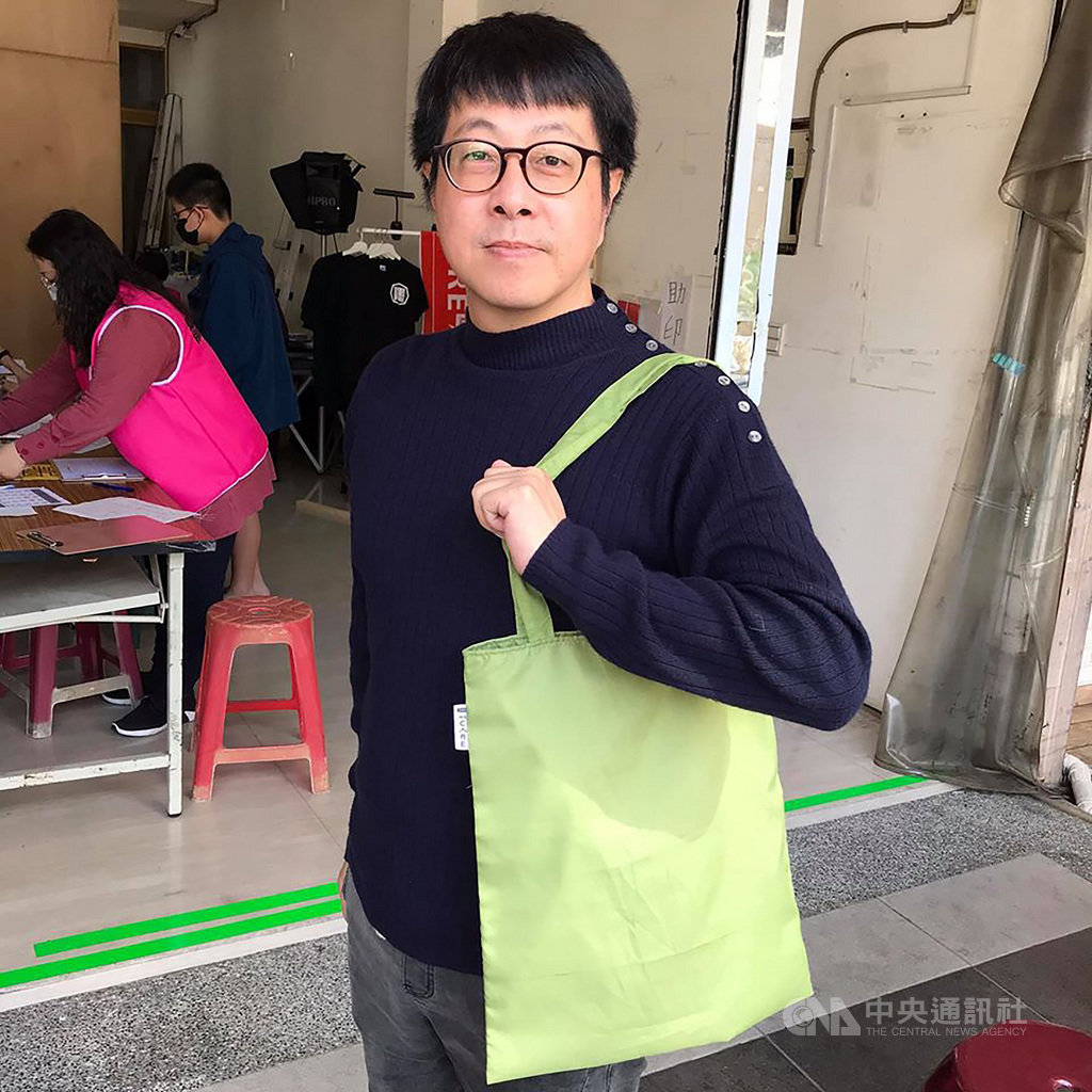 Wecare高雄發起人尹立6日展示由罷韓遊行「光復高雄」布條所製作的環保袋,並表示光復高雄總部、網路平台會啟動銷售。(Wecare高雄提供)中央社記者王淑芬傳真 109年2月6日