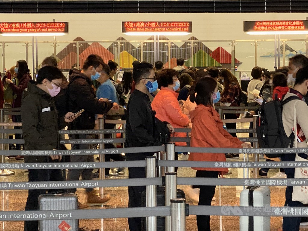 因應武漢肺炎疫情,中央流行疫情指揮中心宣布6日起入境民眾如有中港澳旅遊史,需列入居家檢疫對象,但有申請獲准至港澳返國者,須自主健康管理14天,居住地在中國各省市的陸人暫緩入境。中央社記者邱俊欽桃園機場攝 109年2月6日