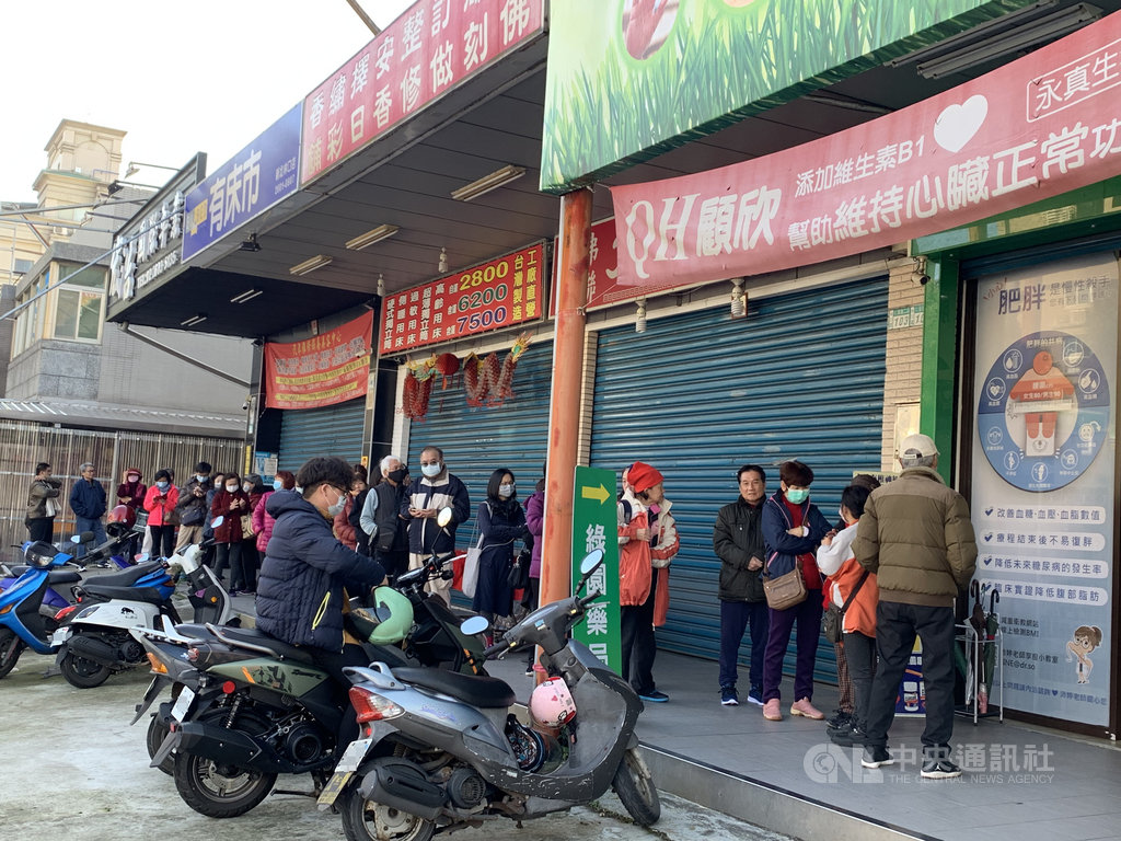 口罩實名制6日上路,民眾須使用健保卡在健保特約藥局購買,不少民眾一早就在藥局門口排隊。中央社記者葉臻攝 109年2月6日