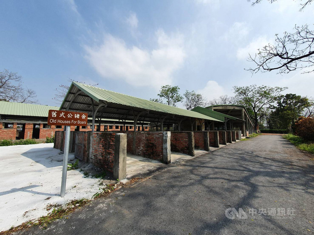 台糖公司位於屏東縣的全台首座結合綠能、水循環及生物循環概念的東海豐農業循環園區即將落成啟用,園區內保留原畜殖場的舊豬舍供民眾參觀。中央社記者郭芷瑄攝 109年2月6日