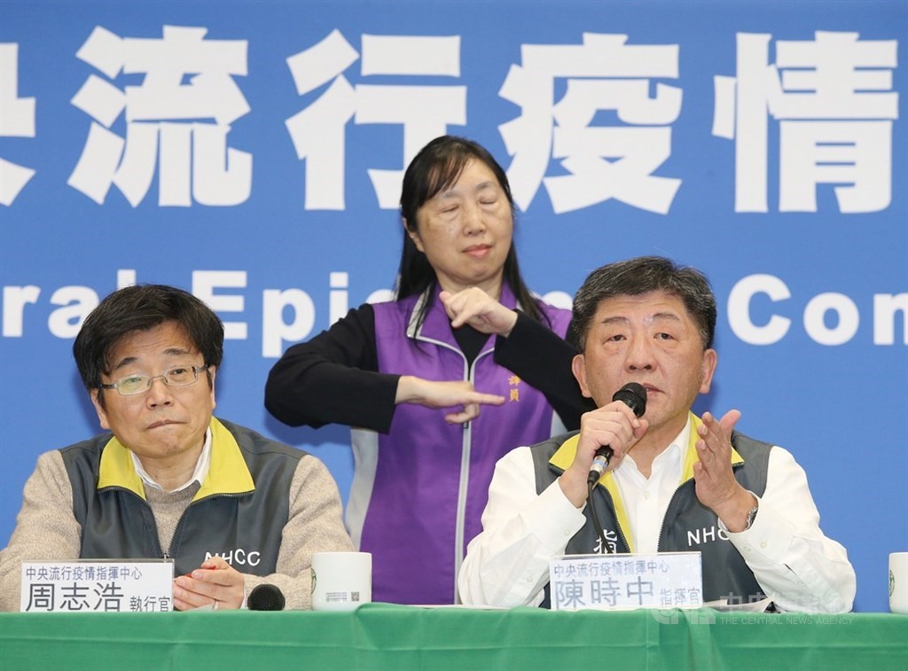 武漢肺炎疫情延燒,中央流行疫情指揮中心6日晚間舉行記者會,指揮官、衛福部長陳時中(右)宣布新增3例境外移入確診個案,國內累積確診16人,其中1人已出院。中央社記者郭日曉攝 109年2月6日