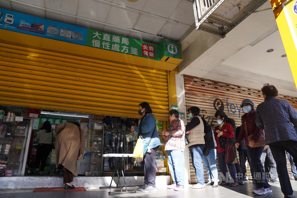 口罩實名制6日上路,一早就有不少民眾在藥局外排隊,等候藥局開門購買口罩。中央社記者徐肇昌攝 109年2月6日
