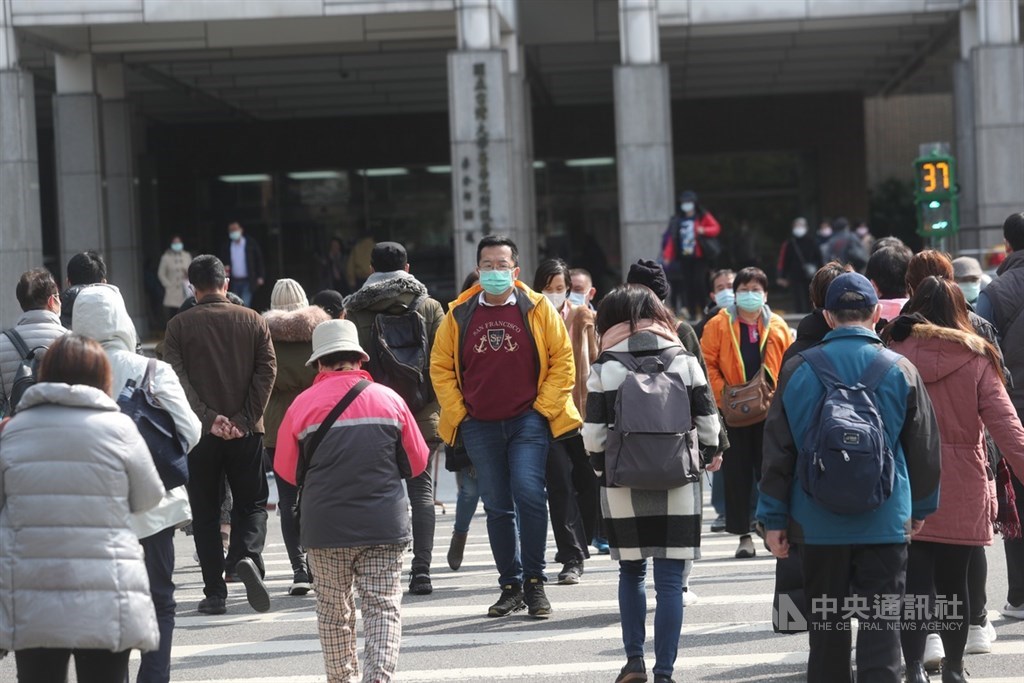 美國一款抗病毒新藥可能對武漢肺炎有療效。台灣大學副校長張上淳6日說,台大醫院已與藥廠取得聯繫,未來台灣病患若需用藥,藥廠將以恩慈方式免費提供。圖為台大醫院外民眾戴上口罩。(中央社檔案照片)