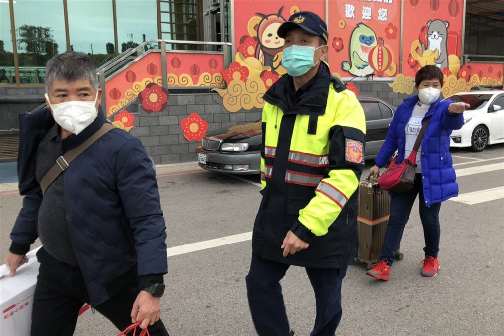 一對住在新北市的江姓夫妻違反居家檢疫規定,6日在金門打算闖關到大陸時遭移民署國境大隊攔查,2人已由疾管署金門辦事處人員送到機場並返回台灣。(金門縣政府提供)中央社 109年2月6日