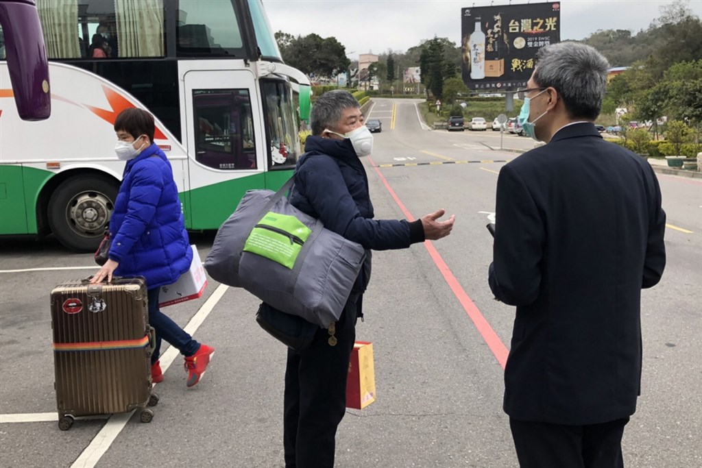 一對住在新北市的江姓夫妻違反居家檢疫規定,6日在金門打算闖關到大陸時遭移民署國境大隊攔查,隨即將他們送往直達機場的遊覽車。(金門縣政府提供)中央社 109年2月6日