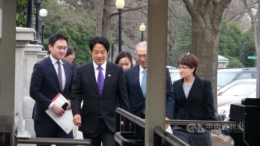 副總統當選人賴清德(前左2)在訪團顧問蕭美琴(前右)、駐美代表高碩泰(前右2)與駐美代表處政治組組長趙怡翔(前左)等人陪同下拜會白宮國安會。中央社記者江今葉華盛頓攝 109年2月6日