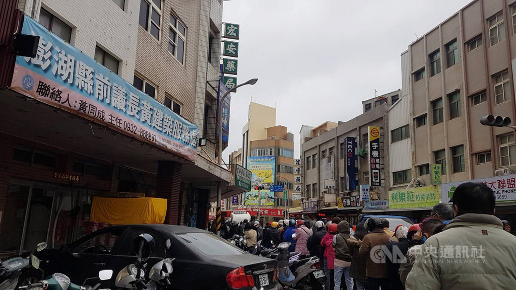 因應武漢肺炎疫情，口罩實名制販售6日上路，澎湖民眾持健保卡到健保特約藥局排隊買口罩，大部分民眾多能順利買到。中央社　109年2月6日