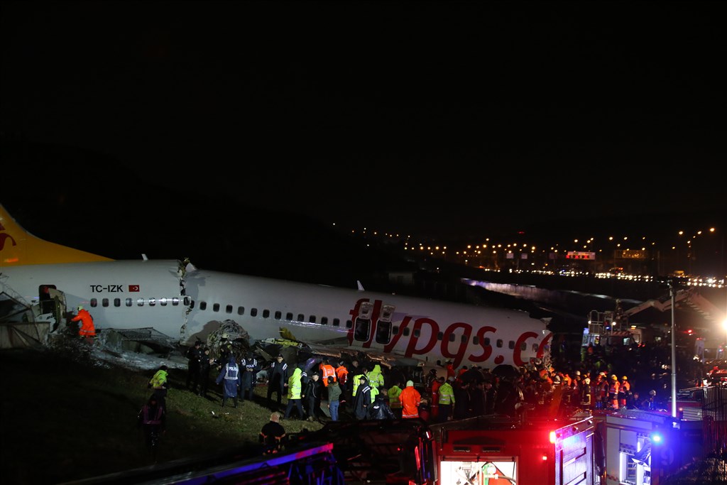 土耳其一架飛機在惡劣天候降落發生意外,機身起火並斷成3截。(安納杜魯新聞社提供)