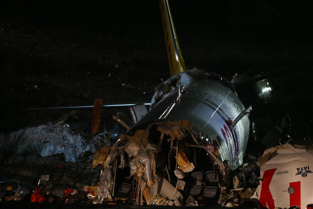 土耳其飛馬航空公司一架載有177位乘員的客機衝出跑道,斷成3截。(安納杜魯新聞社提供)