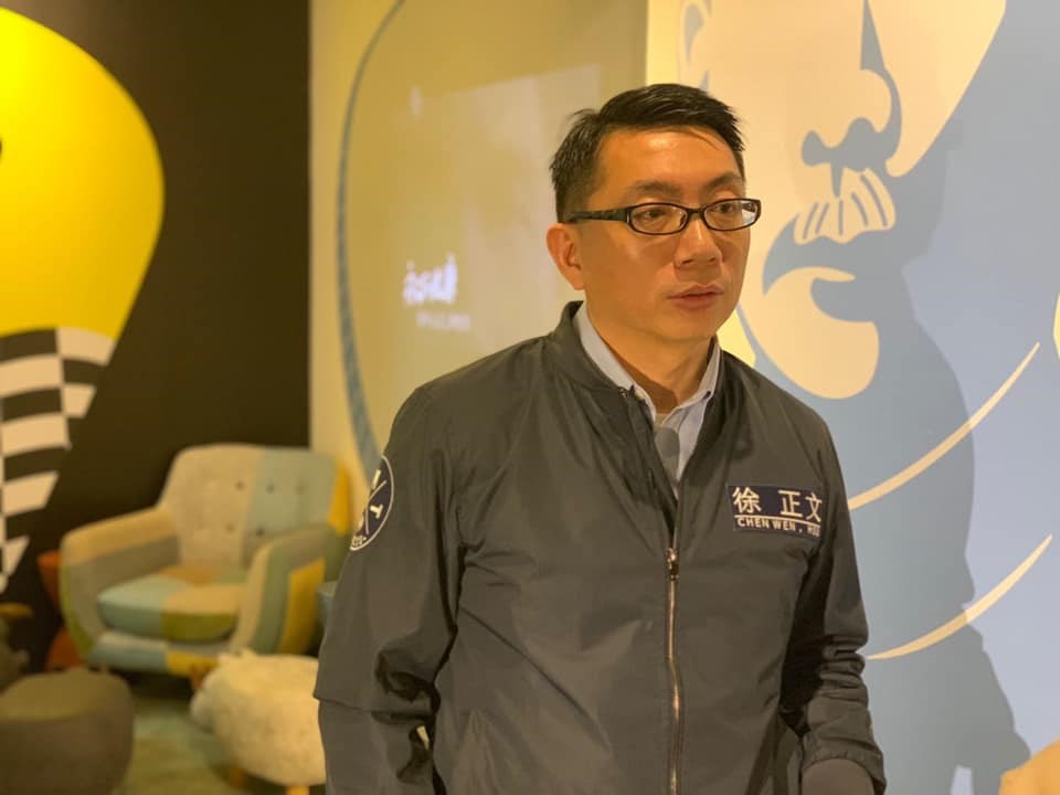 國民黨表示,國民黨中央委員徐正文自行公布台商包機返台第二航班時間,以及自行猜測乘客名單,造成風波,嚴重破壞國民黨形象與聲譽,將予以先行停止黨權處分。(圖取自facebook.com/ironJengwen)