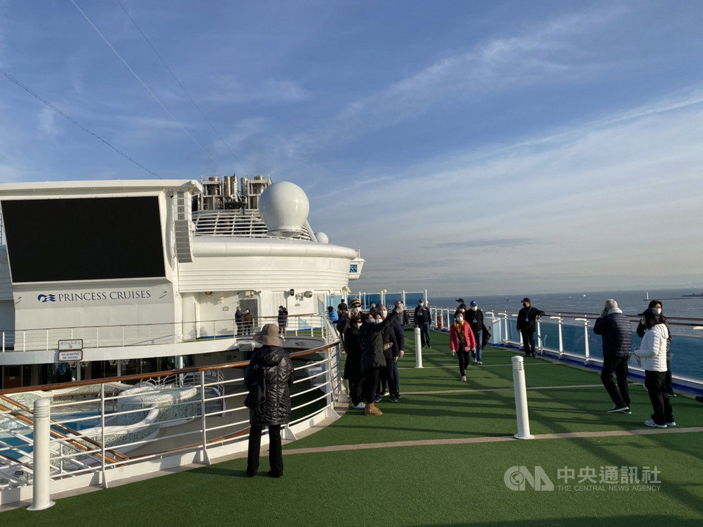 停在橫濱港外的鑽石公主號5日到7日有61人確診感染武漢肺炎,3600多人得留在船上自己房間進行隔離。6、7日內艙乘客陸續獲得放風機會可到艙外透氣。(讀者提供)中央社記者楊明珠傳真 109年2月7日