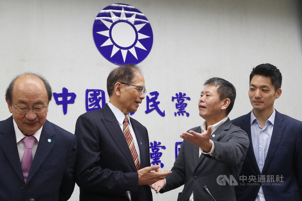 立法院長游錫堃(左2)7日上午在民進黨立法院黨團總召柯建銘(左)等人陪同下,拜會國民黨立法院黨團,與國民黨團總召林為洲(右2)、黨團書記長蔣萬安(右)致意,盼未來立法院在各黨團相互合作下,建構多元、理性的新國會。中央社記者王騰毅攝 109年2月7日