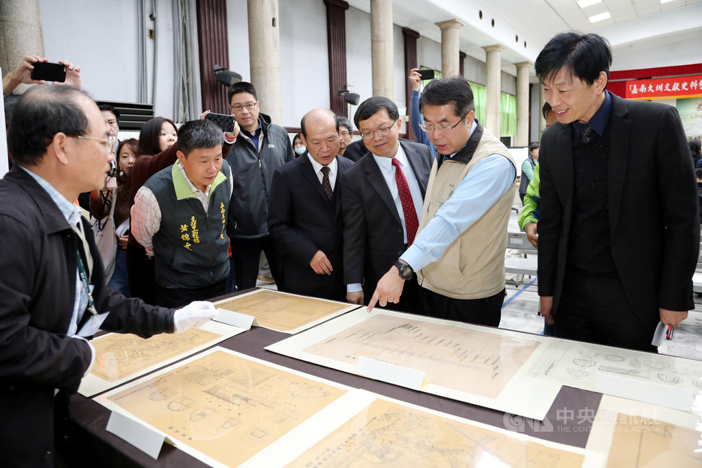 「嘉南大圳文獻史料整理與應用」四方合作意向書簽署儀式7日在台南市中西區的嘉南農田水利會舉行,文化部常務次長李連權(右3)、台南市長黃偉哲(右2)等人出席見證。(台南市政府提供)中央社記者張榮祥台南傳真 109年2月7日