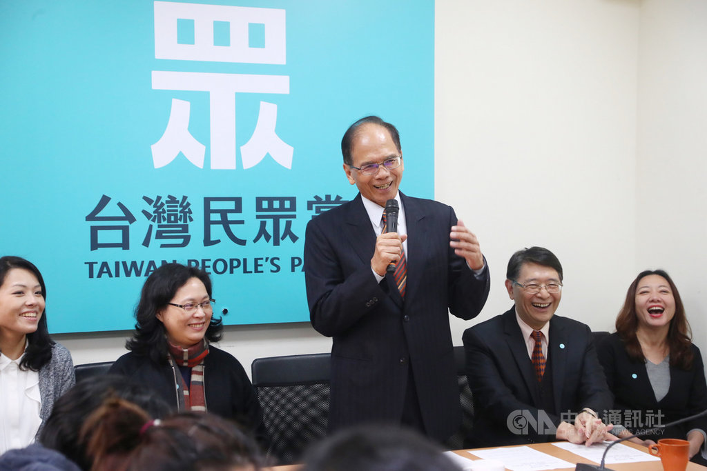 立法院長游錫堃(中)7日在立法院秘書長林志嘉(右2)陪同下,拜會台灣民眾黨立院黨團總召賴香伶(左2)、立委高虹安(左)等人,盼能協助所有委員完成開議準備工作。中央社記者王騰毅攝 109年2月7日