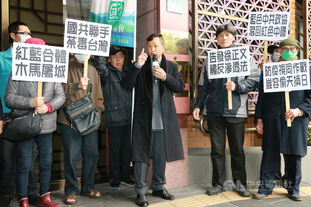 首批武漢返台包機引發爭議,「台灣國辦公室」主任陳峻涵(前排右3)7日現身台北地檢署,告發湖北台灣同胞返台救援會長徐正文涉違「反滲透法」。中央社記者蕭博文攝 109年2月7日