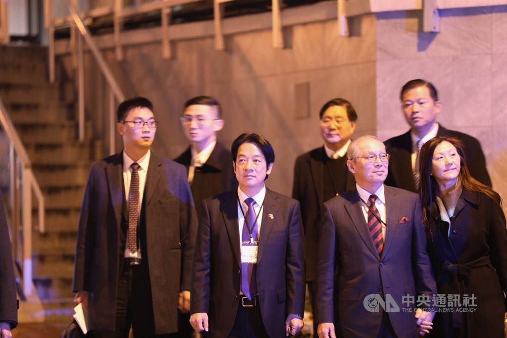 副總統當選人賴清德(前左2)6日上午在駐美代表高碩泰(前右2)陪同下,步行前往「國家祈禱早餐會」會場。中央社記者徐薇婷華盛頓攝 109年2月6日