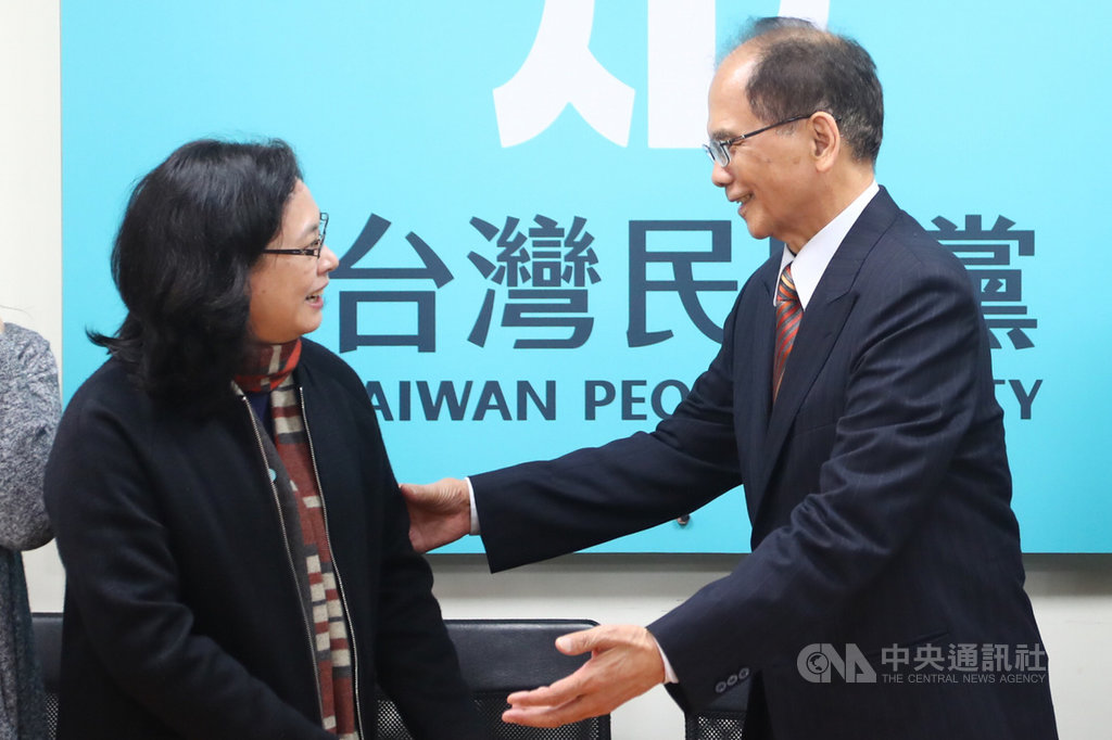 立法院長游錫堃(右)7日拜會台灣民眾黨立法院黨團總召賴香伶(左)及黨團成員,傾聽民眾黨團的意見。中央社記者王騰毅攝 109年2月7日