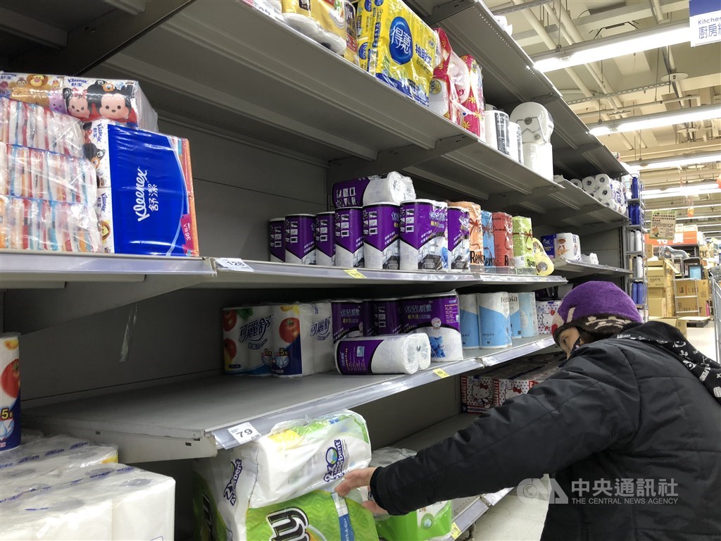 因武漢肺炎引起搶購口罩後,傳出搶購衛生紙;行政院長蘇貞昌7日表示,衛生紙原料沒有在缺,請不要亂傳謠言,現在搶買只會虧錢。(示意圖/中央社檔案照片)