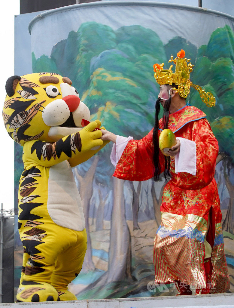 過年期間,紙風車劇團拿手好戲「武松打虎」在台南蕭壠文化園區演出時加入財神爺橋段,讓現場觀眾感受濃厚的年節氣氛。(紙風車劇團提供)中央社記者趙靜瑜傳真 109年2月7日