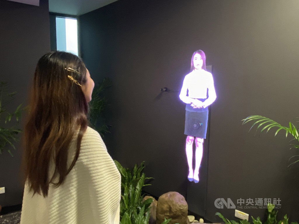 微軟AI(人工智慧)研發中心打造虛擬助理「小灣」,透過快速轉動的扇葉及視覺暫留來顯現浮空影像,可提供交通、樓層導覽、訪客注意事項等實用資訊。中央社記者吳家豪攝 109年2月8日