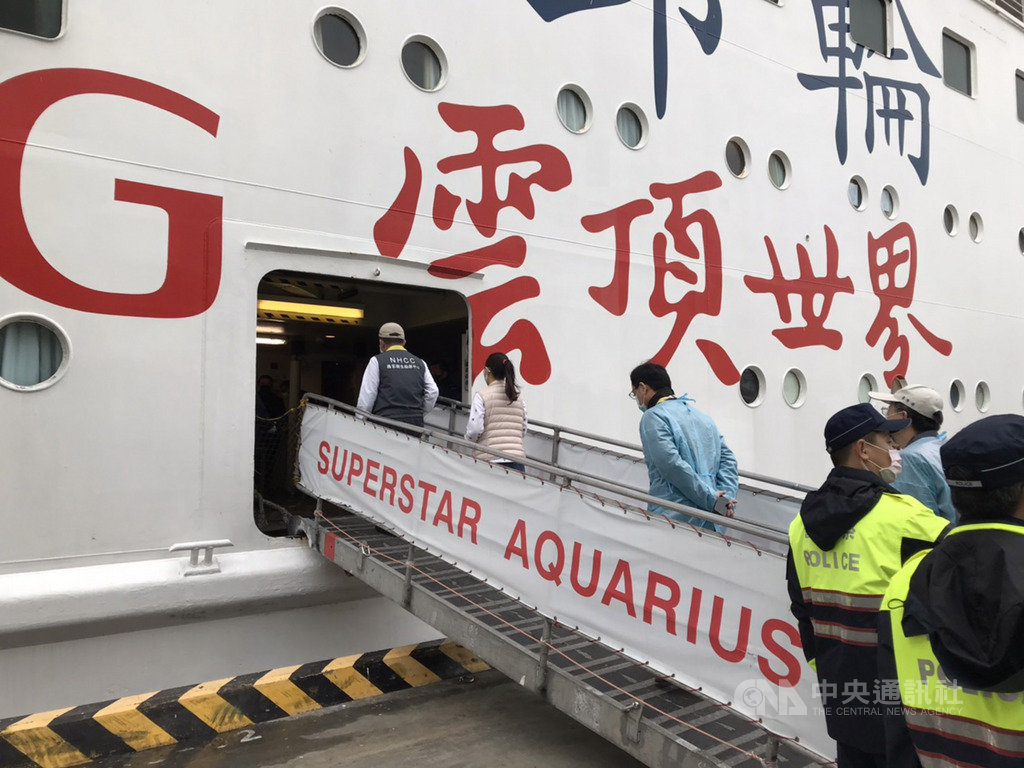 武漢肺炎疫情延燒,麗星郵輪「寶瓶星號」8日上午靠泊基隆港,衛福部長陳時中(左)登船歡迎旅客回台。(基隆港務分公司提供)中央社記者王朝鈺傳真 109年2月8日