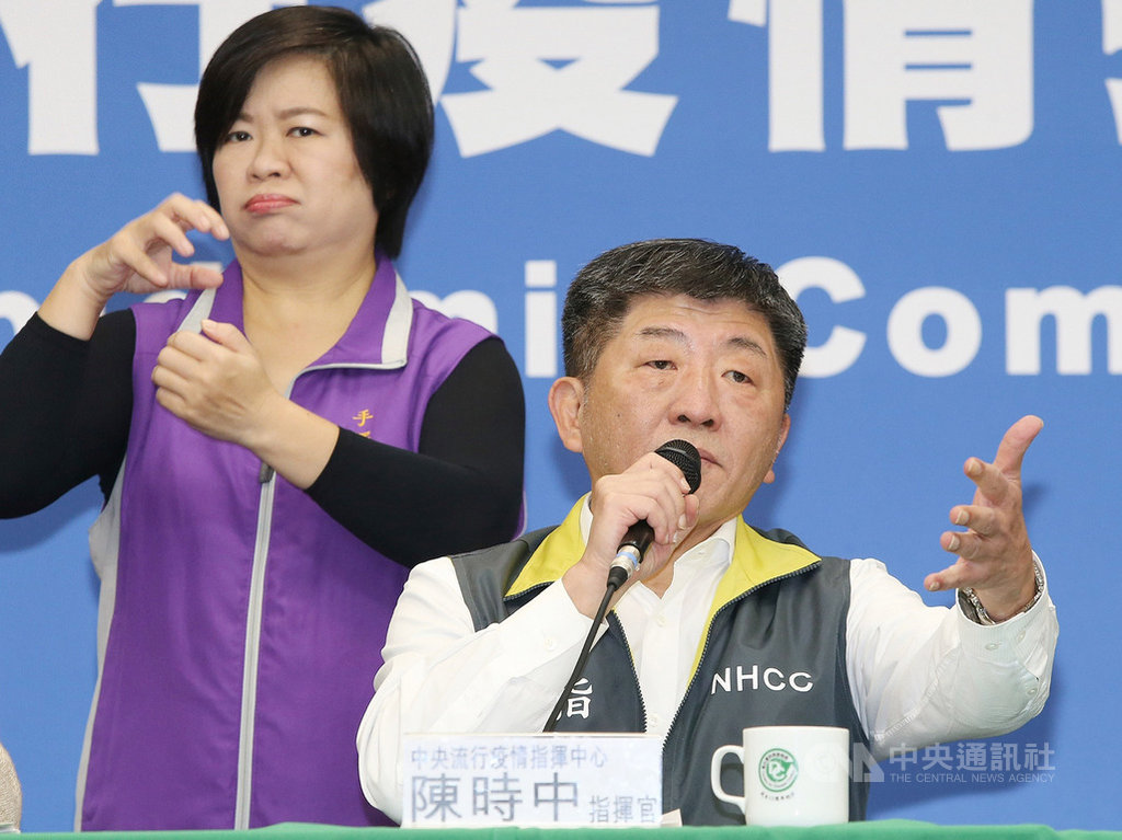 因應中國武漢肺炎疫情,中央流行疫情指揮中心8日上午召開記者會,說明疫情及相關防疫作為,指揮官、衛福部長陳時中(右)宣布新增1例境外移入病例。中央社記者郭日曉攝 109年2月8日