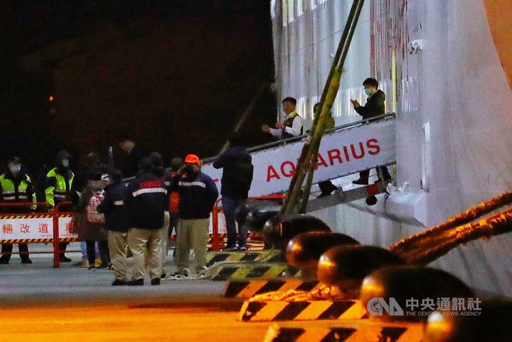 武漢肺炎疫情延燒,麗星郵輪「寶瓶星號」8日靠泊基隆港,經檢疫團隊採檢送驗,確認結果皆為陰性,衛福部長陳時中(右2)晚間登船向旅客宣布可以回家的好消息後,神色輕鬆地步下郵輪。中央社記者王騰毅攝 109年2月8日