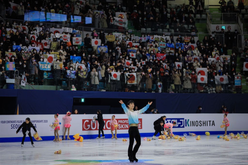 日本花式滑冰名將羽生結弦(前)7日在四大洲花式滑冰錦標賽男子單人滑短曲項目中,以111.82分遙遙領先,並打破他個人最佳成績、創新世界紀錄。(圖取自twitter.com/ISU_Figure)