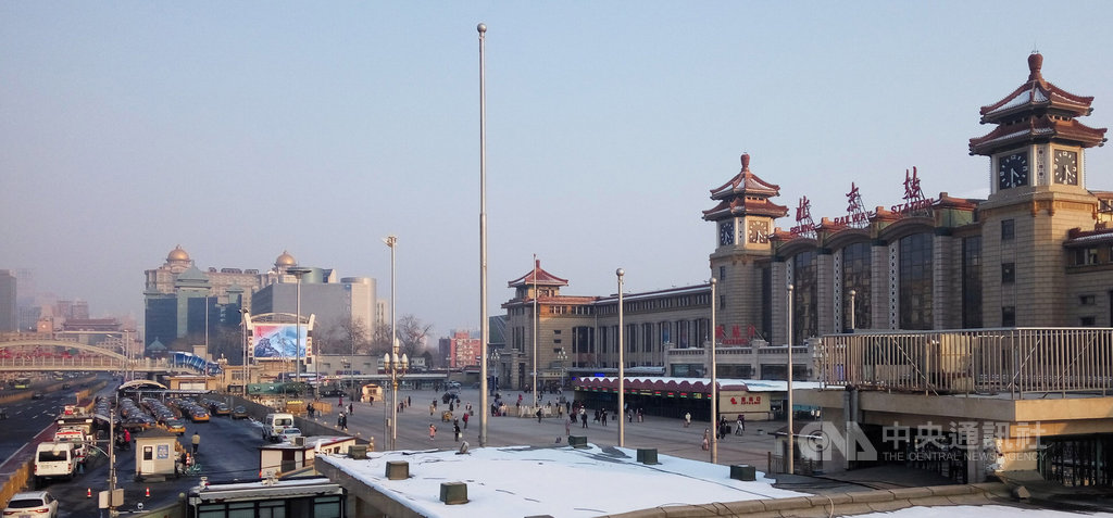 按中國傳統春節作息，元宵節前是外地民工返城準備開工高峰，但7日下午的北京站廣場，旅客稀少一片空蕩。中央社記者林克倫北京攝　109年2月8日