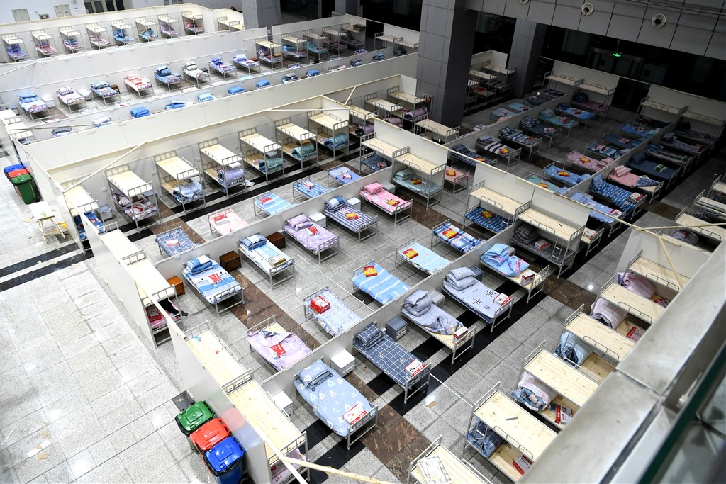 中國湖北省武漢市國際會展中心搭建「方艙醫院」,集中收治輕症患者。(中新社提供)
