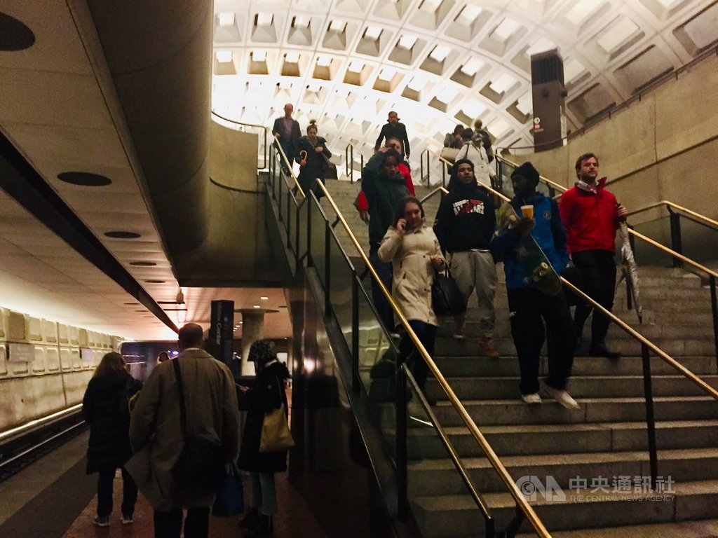 雖然傳出有美國公民死於武漢肺炎,但多數華府民眾的生活並未受到疫情影響,不論是地鐵、購物中心或旅遊景點,極少看到戴著口罩的民眾。中央社記者江今葉華盛頓攝 109年2月9日