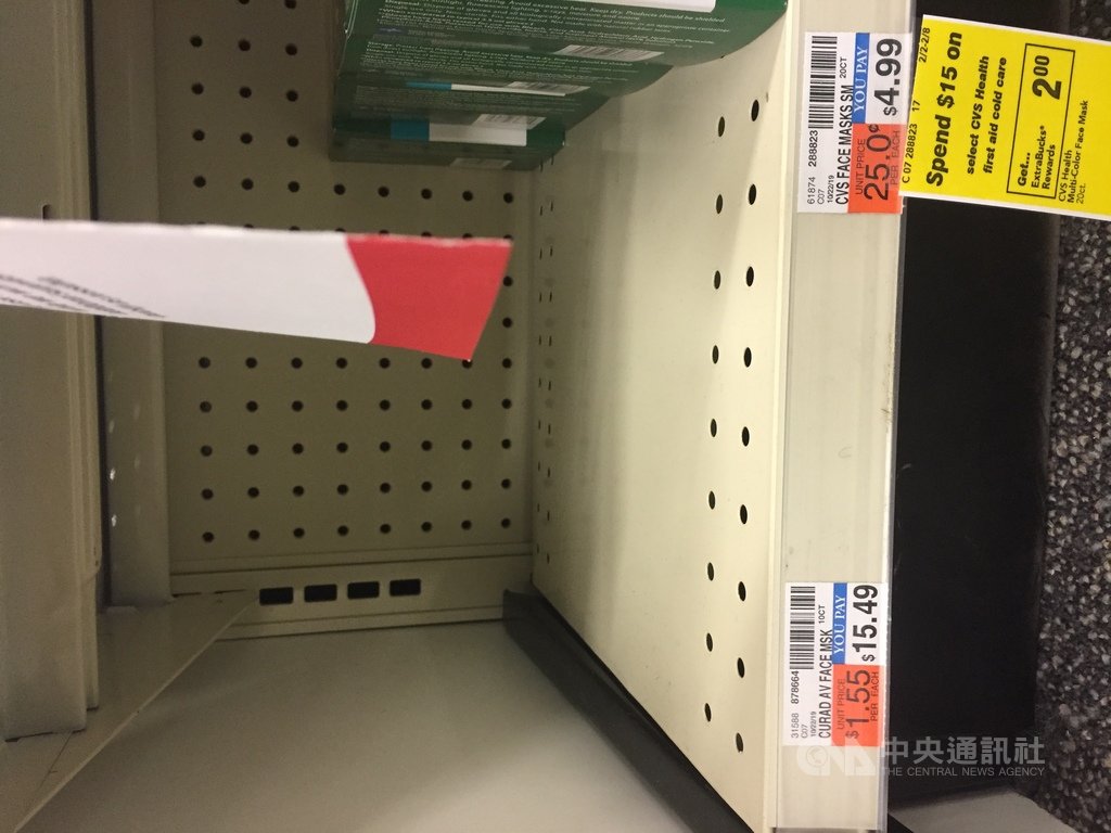 武漢肺炎疫情蔓延,美國許多藥妝店裡的口罩被搶購一空,店員表示,上門詢問口罩的民眾多半是亞裔臉孔。中央社記者江今葉華盛頓攝 109年2月9日