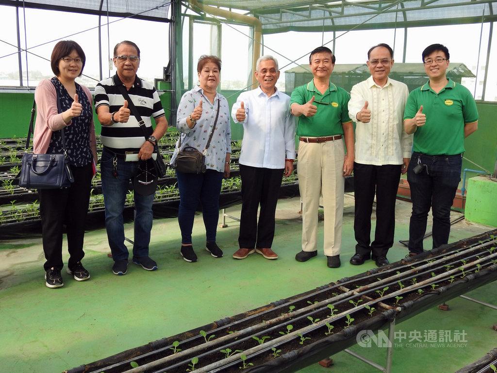 駐菲代表處正推動在菲律賓設立台灣農業推廣中心,為此提供協助的洪宗介(右3)是推廣台灣農業技術重要推手。圖為洪宗介和兒子洪源安(右1)與駐菲代表徐佩勇(中)等人合影,攝於1月21日。中央社記者陳妍君菲律賓黎薩省攝 109年2月9日
