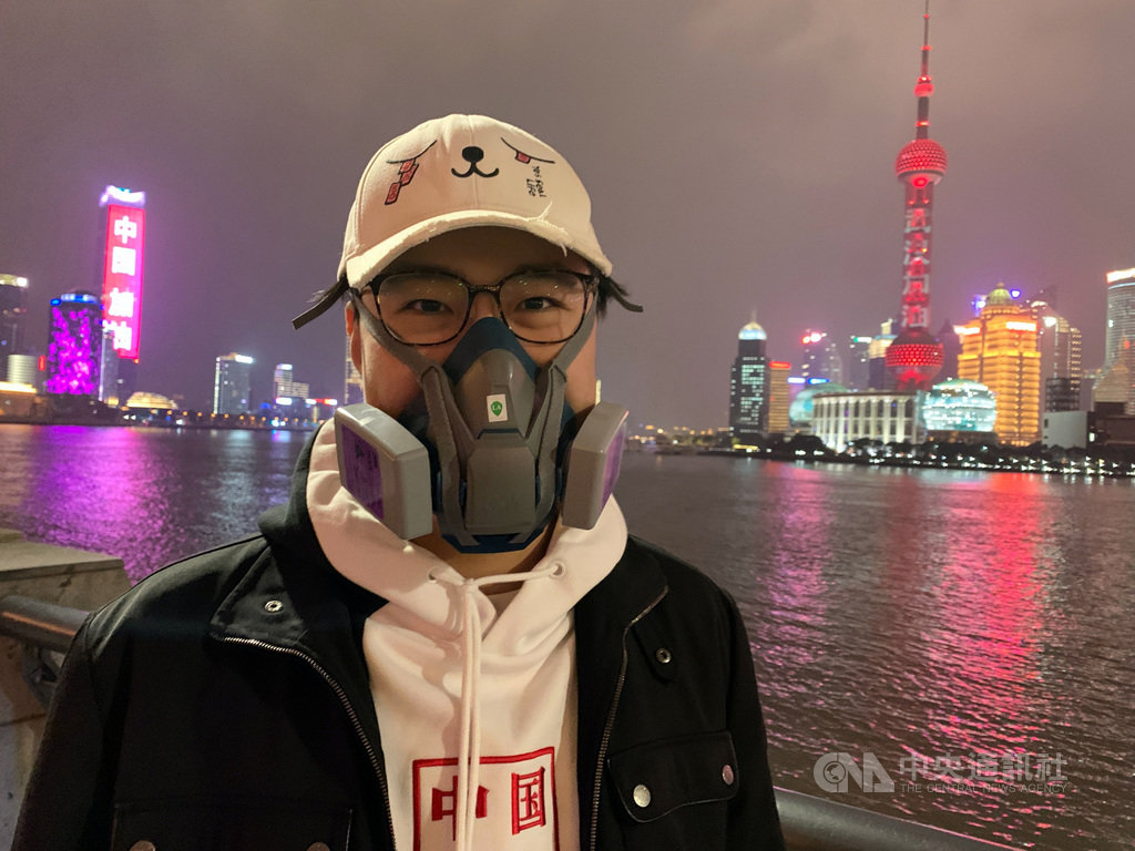 一名上海民眾(圖)表示,防毒面罩的濾罐規格比N95口罩更高,眼鏡也不易起霧,更重要的是「不會像口罩一樣,買到假貨」。中央社記者沈朋達上海攝 109年2月9日