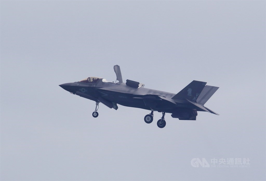 新加坡航空展從11日起在樟宜展覽中心舉行6天,圖為美國F-35B戰機在9日的記者會後單機特技表演。中央社記者黃自強新加坡攝 109年2月9日