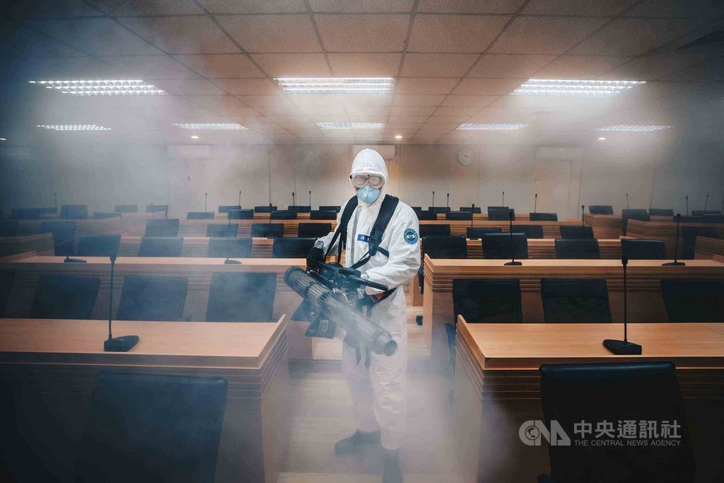 國軍化學兵扮演此次武漢肺炎防疫要角,圖為穿著C等級防護服的化學兵正執行消毒。(軍聞社提供)中央社記者游凱翔傳真 109年2月9日