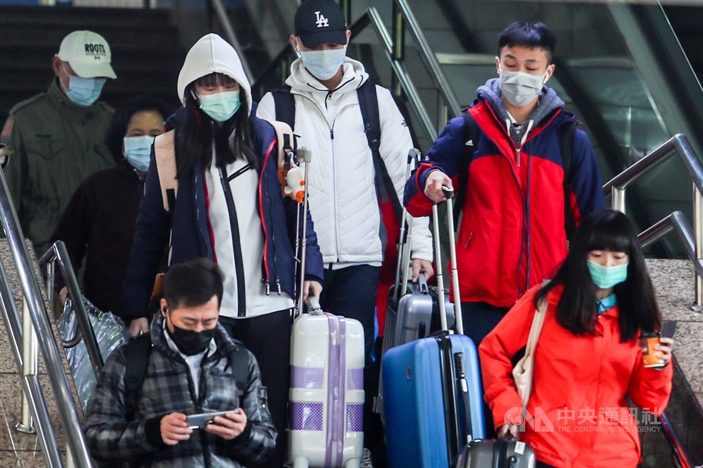 因應武漢肺炎疫情,出入車站的旅客全都戴上口罩,預防病毒感染。中央社記者王騰毅攝 109年2月5日