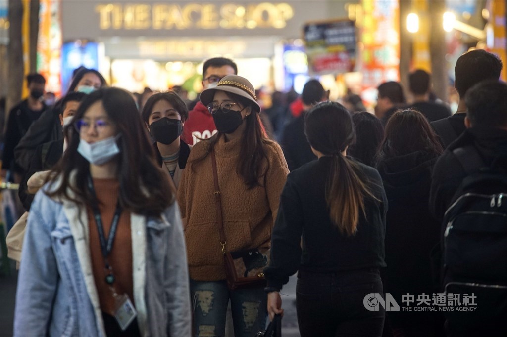 國內出現首例無症狀武漢肺炎病例,引發關注。圖為台北街頭民眾戴口罩。(中央社檔案照片)